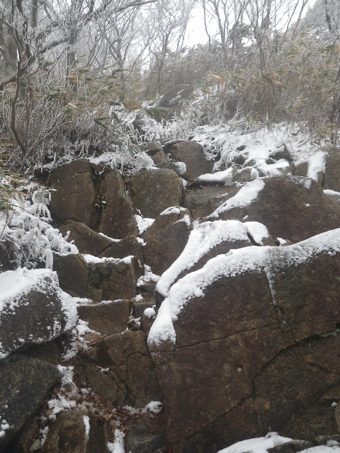 御在所岳 鈴鹿山脈 1 212ｍを歩く その２積雪の山頂 電動電波操作模型自動車親仁式遊び