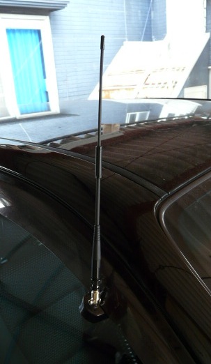 ハンディー無線機 車 窓 にアンテナを取り付けました 電動電波操作模型自動車親仁式遊び